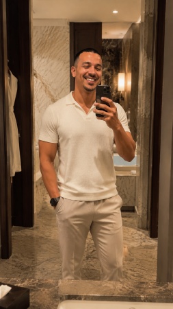 Luxury Hotel Mirror Selfie Prompt